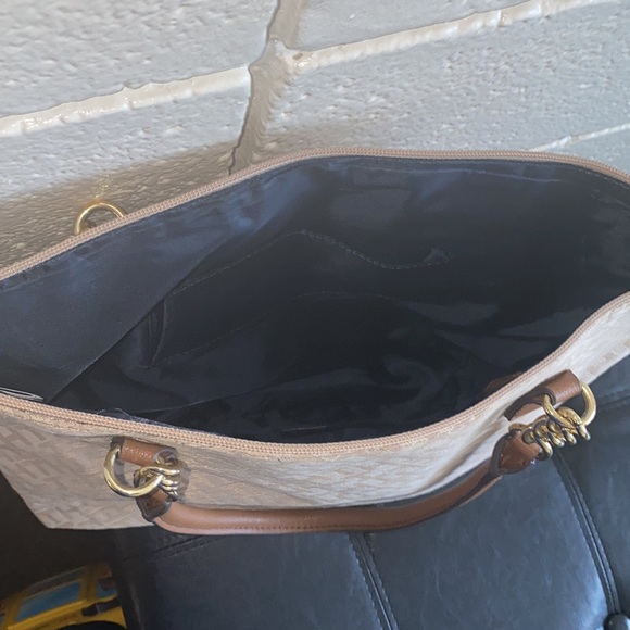 Tan Tommy Hilfiger purse - Picture 5 of 6